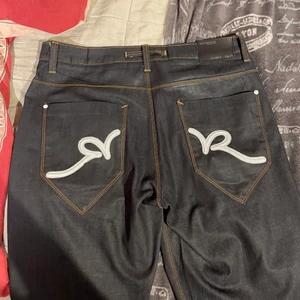Baggy Jeans Rocawear - Feta Jeans från Rocawear, fett bra skick köpte dom i nyskick för bara några veckor sedan och har bara lite slitning där nere, men kommer inte riktigt till användning. Fråga ifall du vill ha mer bilder! :D 