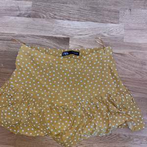 Snygg zara kjol, säljer för att den är för liten. Kan skicka bilder privat på hur den sitter på.💕