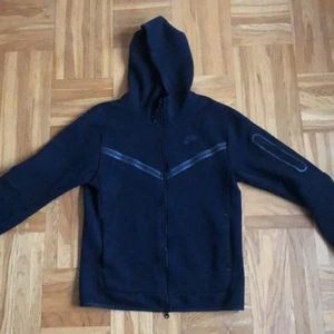 Nike tech fleece storlek s - Färg: svart typ ny skick