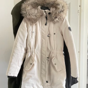 Jättefin vinterjacka  - En skit snygg vit vinterjacka, längre modell. Sitter så bra på