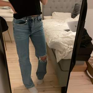 Skitsnygga och sköna jeans från NA-KD. Använda ett fåtal gånger💞💞 de är i storlek 34. Köparen står för frakten☺️☺️