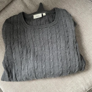 Grå Stickad tröja Boomerang - Klassisk stickad tröja i 100% bomull från Boomerang. Inköpt för 999 kr. Superfin men kommer tyvärr inte till användning för mig då den är för liten för mig. Kan självklart ta fler bilder om det behövs 💞 Köparen står för frakt.