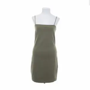 En jätte söt klänning från ginatricot i storlek xs. Använd ett par gånger men är i god skick. Pris: 99+frakt. Bild kan skickas!💚