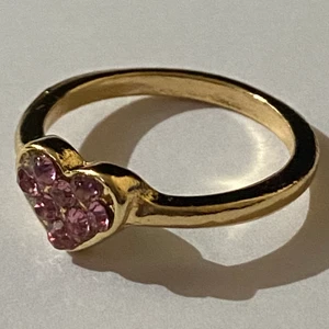 Ring - Silverring med en små kristaller och gulddetaljer i form av en hjärta.