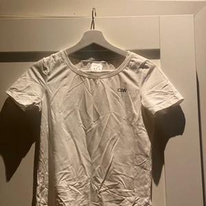 ICANIWILL träningstopp  - En vit träningstopp i ett tunt material som passar bra vid högintensiv träning (Pris kan diskuteras) 