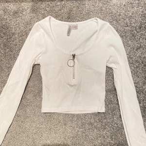 Vit topp - Vit topp från h&m. I ringad med dragkedja. Använd 1 gång så i fint skick. Kolla in min profil säljer massa annat! Om du är intresserad av fler saker kan vi komma överens om ett paketpris☺️
