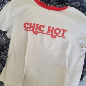 T-shirt  - En croppad t-shirt från h&m som knappt är använd, har mest bara legat i min garderob.