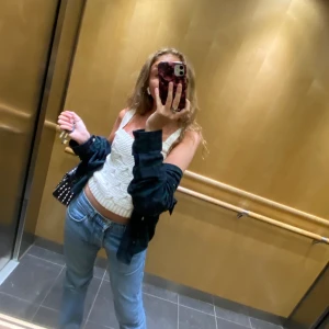 Blå grön randig skjorta - Säljer denna snygga blågröna skjorta från herravdelningen på H&M. Super najs och praktisk nu till sommaren då man kan ha den över badkläder osv. Den sista bilden är ett exempel som outfit att ha skjortan till 💕🙌🏼