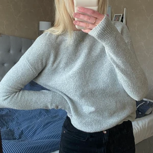 Stickad tröja  - Stickad tröja från & other stories! Fint skick och jätte skön att ha på sig! Storlek xs men passar större! Jag på bilden har storlek S💕💕STÅR DET INTE SÅLD PÅ ANNONSEN FINNS DEN FORTFARANDE KVAR!!!