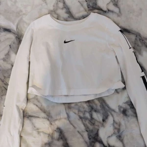 Tröja - En Nike tröja, bild nummer två visar en liten fläck men den syns inte så mycket:) på båda armarna står det Nike, hade den när jag var mindre men typ använd 2-3 gånger bara🙂