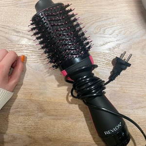 Varmluftsborste - Säljer den här varmluftsborsten från Revlon då jag för det mesta använder platttång! Den passar perfekt för att vika in topparna och få till bra volym. Endast använd 3 gånger. Nypris: 390:-