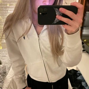 Ralp lauren kofta - Så fin och mysig kofta men säljs billigt så det finns en fläck som inte går bort, syns inte så mycket 