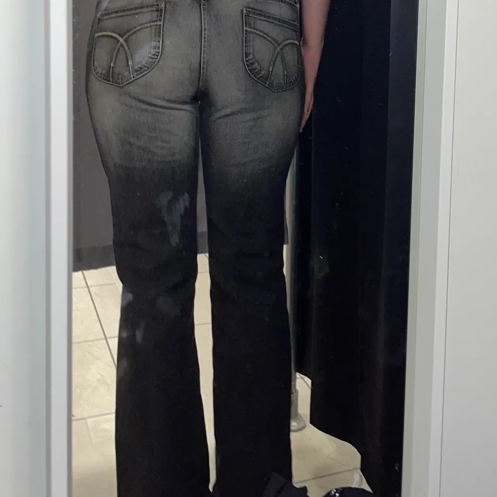 Lågmidjade bootcut jeans med snyggt tyck på fickorna 🦋 midjemått ca 89cm och innerbenslängd ca 79cm . Jeans & Byxor.
