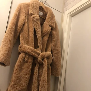 NA-KD teddy jacka - Vacker Lång teddy jacka från Nakd, nästan oanvänd. Ord pris 799kr mitt pris 200kr och köparen står för frakten!