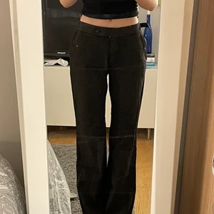 Mörkgråa kostymbyxor🎤 - Passar mig som är 160, är lite justerbara i midjan