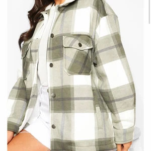 Skjortjacka/vårjacka - Säljer denna fina jackan då jag inte har använt den så mycket. Går att diskutera priset och köparen står för frakten. Passar s-m.💕