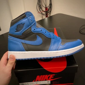 Jordan 1 Marina blue - WTS J1 Marina blue🐬🌊  Storlek eu42/us8.5 Cond DS allt og Bin: 2100 Skickas spårbart med postnord eller meetup i Helsingborg, vid frågor släng iväg ett pm🤙.                       Referenser finns och kan lämnas på begäran, då jag aldrig sålt något på Plick innan men på Facebook oftare 