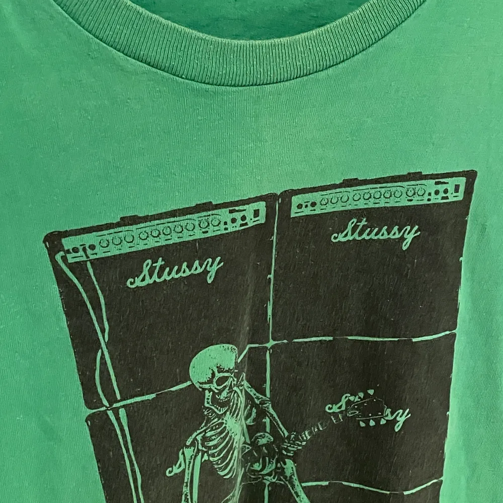 Vintage stüssy tshirt!! Fick den av min pappa som köpte den på tidigt 90-tal och legat på vinden sedan dess. Bra skick och riktigt unik! Storlek L🦾. T-shirts.