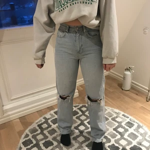 90s high waist jeans  - Säljer mina 90s high waist jeans från Gina tricot då dom är för små för mig💗 dom är endast testade där av finns lappen på byxorna fortfarande kvar💗🌿 Det är gratis frakt❤️