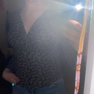 Skitsöt topp från humana☺️ - Knappt använd av mig och jättefin kvalitet! Skönt material. 💕💕 Storlek framgår inte, men den passar perfekt på mig som har S☺️