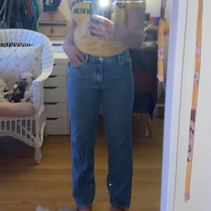 Monki-jeans - Jeans från monki i bra kvalitet. 💕💕 Passar en S. Kan mötas upp i Stockholm eller posta :)