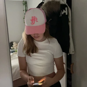 Keps - Säljer en keps från tuttolente helt oanvänd bra skick ny pris 500 säljer för 300 inklusive frakt.