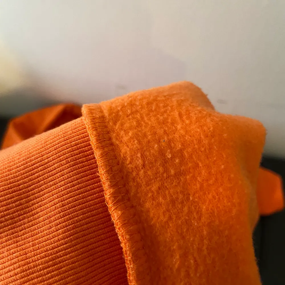 Orange hoodie från Stay, knappt använd så fortfarande lurvig insida.. Tröjor & Koftor.