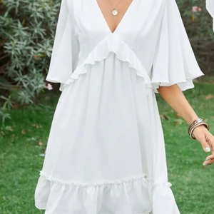 Vit klänning - Säljer denna jättefina klänning pga den var lite för stor för mig. Det är storlek M men för mig som är mellan S och M var den lite stor. Den är helt oanvänd, endast provat en gång. Den är köpt för 189kr så jag säljer den för 100kr + köparen står för spårbar frakt (66kr) alltså 166kr totalt. Hör av er om ni undrar ngt :)