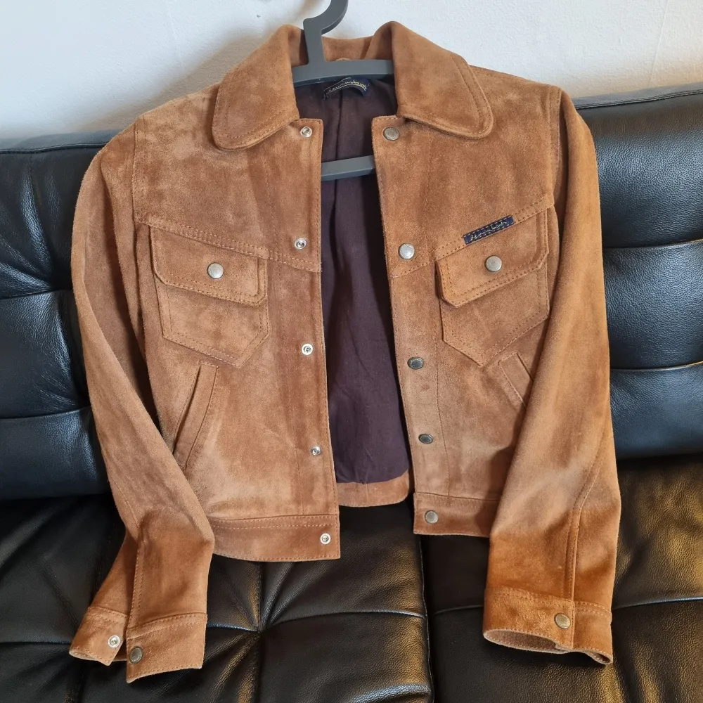 DenimBirds suede/mocka jacket with a stain on the back, see picture provided. Jackor.