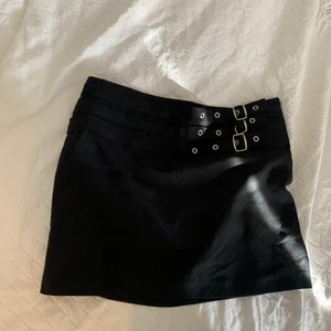 Fin kjol med spännen! - Superfin kjol i bra skick med spännen på sidan som går att dra åt för att få en midja.