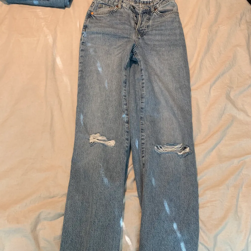 Första bilden visar modellen på jeansen. Mina jeans är exakt samma modell fast dessa har hål i sig. . Jeans & Byxor.