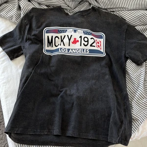 T-shirt med tryck - T-shirt med coolt tryck från zara. Använd fåtal gånger i strl M, passar 175cm utmärkt💛