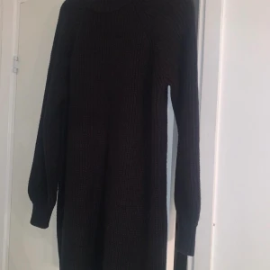 stickad klänning - Svart stickad klänning, använd 1 gång , jätte bra kvalite i materialet och Så snygg till både vinter , vår , sommar och höst🥰🥰🥰 köpt för 499kr 