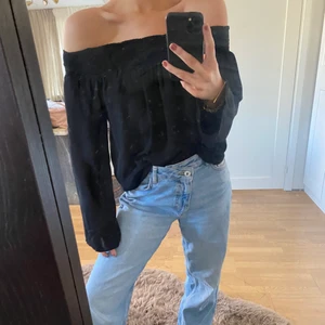 Blus - Svart off shoulder blus från Bikbok i storlek XS.💕