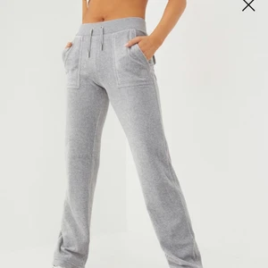 Juicy couture byxor  - Intresse kol på mina nya juicy byxor som jag köpte av en annan tjej här på plick o hon hade aldrig använt de och köpte de för 850 kr som tyvärr är förstora är 165 lång o de är ganska långa på mig frakt Ingår vid 790 kr de är väldigt små i storleken där vid dessa är M och jag brukar ha xs i vanliga fall och dessa är lite förstora 