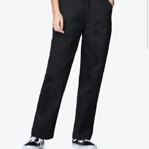 Dickies Elizaville  - Säljer två stycken Dickies Elizaville, använda väldigt få gånger. Storlek 28 i båda. Ett par i svart och ett par i beige. Priset är för båda.