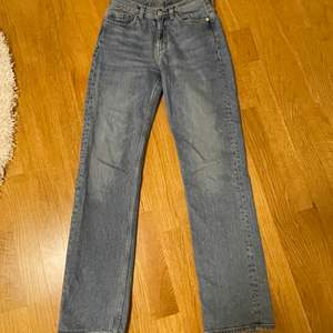 Säljer min jeans från weekday i modellen TWIG. Är i storlek W26L32. Endast använda ett fåtal gånger och är som gott som nya!! Kostar 200 kr exslusive frakten. Kontakta mig privat om du är intresserad av att köpa eller för andra frågor❤️❤️