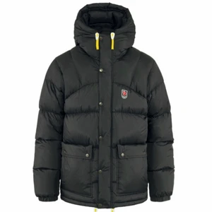 Fjällräven jacka  - Säljer min fjällräven jacka i storlek xs, inga skador på jackan, köpte den för 6 000 och säljer för 4 500 köparen står för frakten 