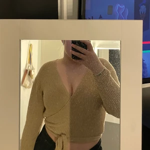 Knyt tröja - Säljer denna ish stickade långärmade tröjan som du knyter i midjan, du kan även bestämma hur öppen eller stängd du vill ha den💘 Den är i väldigt fint skick, använd Max 3 ggr