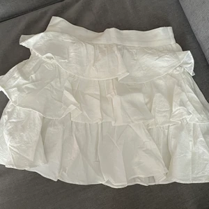 Kjol - Säljer denna kjol då den tyvärr så inte passade mig, kjolen är endast testad, skriv för flera bilder