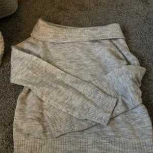 Tröja  - Super fin grå tröja från h&m! Har endast använt tröjan en gång, fint skick!💓 strl 146-152 men passar mig med xs-s 💗