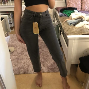 Gråa jeans  - Ett par gråa jeans köpt från Lindex, i st 34. Jeansen är i modellen nea. Helt nya och aldrig använda! Jag är 165 cm