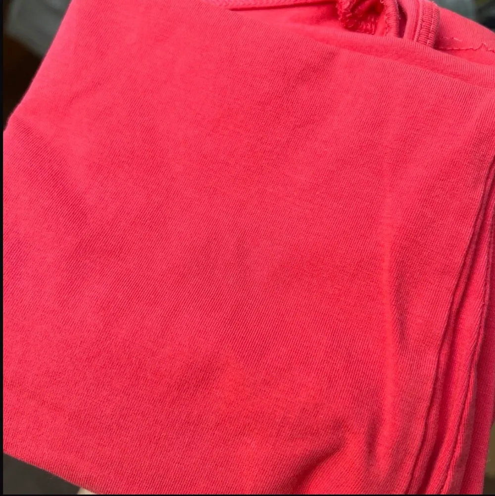 Skönt bomulls linne i typ alizarin röd i XS från mywear i mycket bra skick, så gott som ny. 40kr/st eller flera för 100kr.. Toppar.