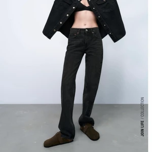 Jeans zara - Säljer dessa populära zara jeans i storlek 34🤎 helt oanvända med lappen kvar