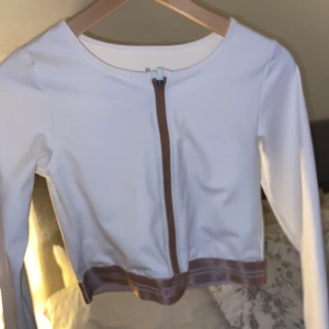 Träningströja  - Vit träningströja från aimn. Aldrig använd.💕