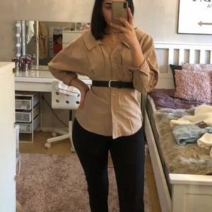 Brun skjortblus från NAKD - En brun skjortblus, köpt från NAKED i st 34. Helt ny. Jätte fin krage. 