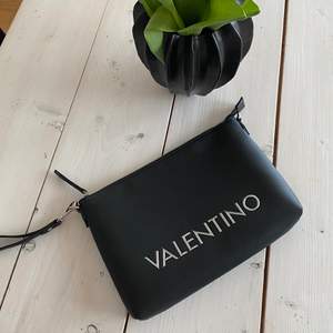 Hej! Jag säljer denna Valentino väska. Köpte den för några månader sedan men endast använt en gång. Den kommer i otroligt fint och fräscht skick. Nypris 900 kr. 