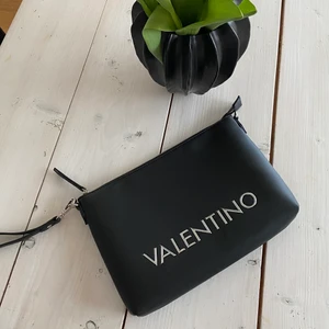 Valentino väska  - Hej! Jag säljer denna Valentino väska. Köpte den för några månader sedan men endast använt en gång. Den kommer i otroligt fint och fräscht skick. Nypris 900 kr. 