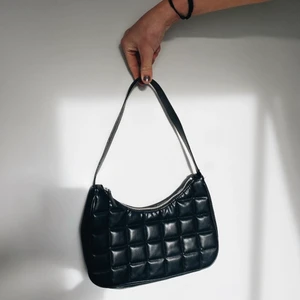 Väska - Hej! Säljer den här jättefina väskan. Köptes nyligen och använd vid ett tillfälle. 