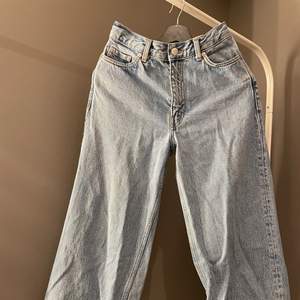 Jeansen är i nyskick. Bilderna från weekdays hemsida är samma modell som på dessa jeans jag säljer. Färgen är dock lite ljusare nyans av blå. Nypris var 600kr. Storleken är 24/32 och de passar dig som har 34 i vanlig byxstorlek.